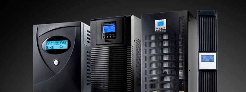 Техник заменяет аккумулятор в источнике бесперебойного питания